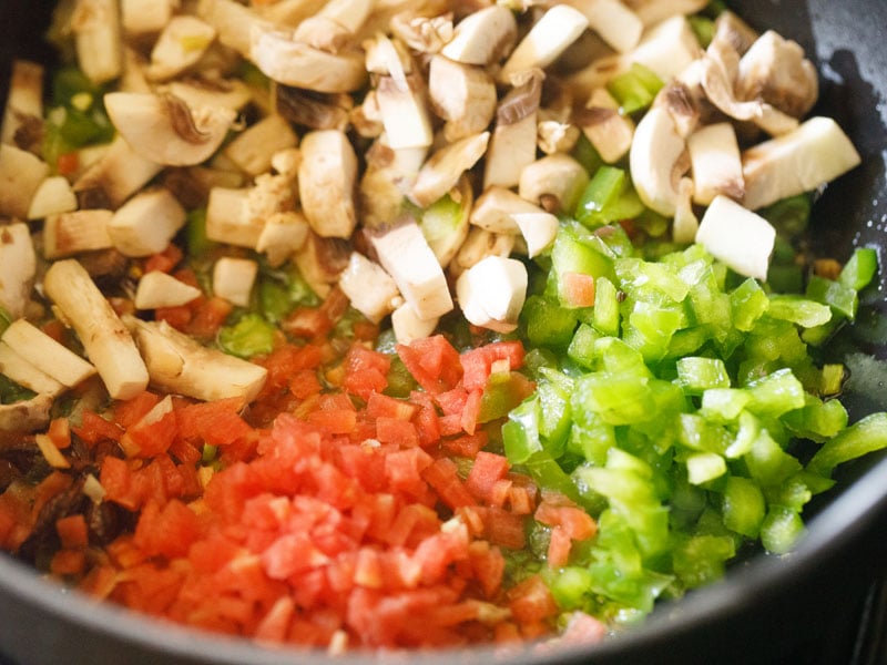 fresco picado legumes e cogumelos adicionado
