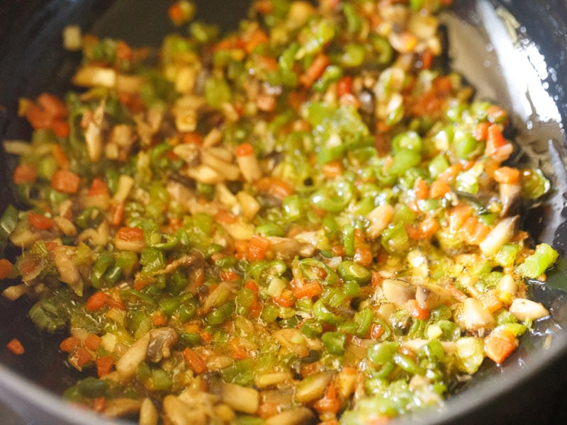 mexa vegetais fritos em óleo