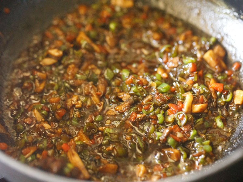 frito, legumes misturado com molho de soja e os temperos