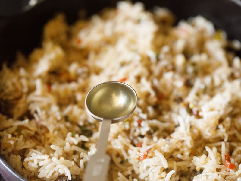 adding vinegar to fried rice