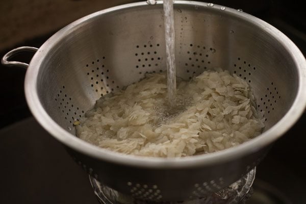 poha in fase di lievitazione in un colino di acciaio