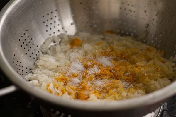 zucchero, sale, curcuma in polvere aggiunti al poha