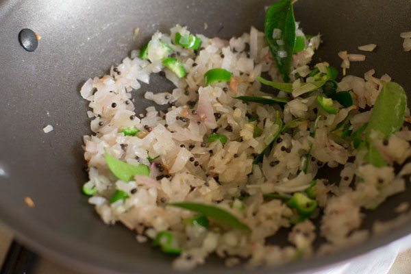 citilli verdi e foglie di curry in fase di soffritto