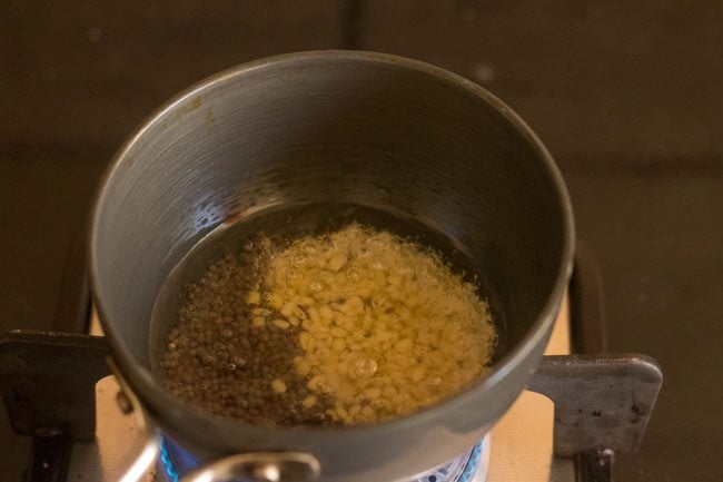 splutter mustard seeds and urad dal in oil