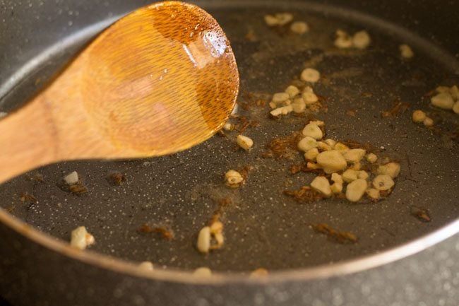 frying garlic in oil