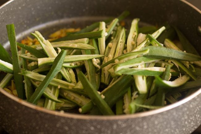 adding bhindi to mixture