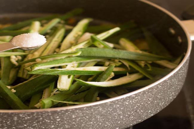 lahsuni bhindi recipe