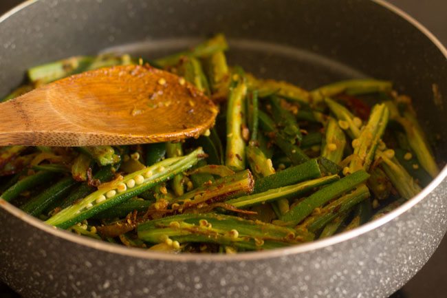 mixing spices with lahsuni bhindi
