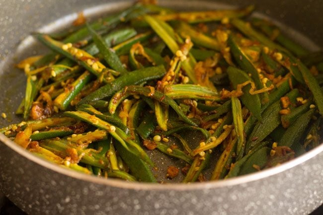 cooking lahsuni bhindi