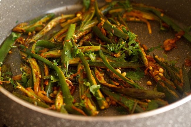 garnishing lahsuni bhindi
