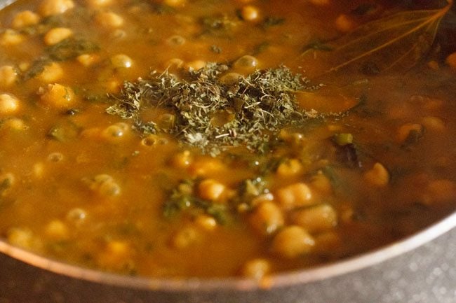 kasuri methi added to palak chole gravy