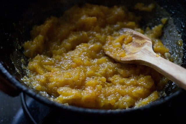 cooking papaya halwa in the pan.
