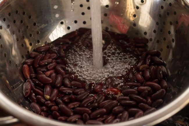 rinsing rajma in fresh water