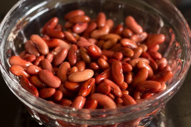 rinsing rajma in water