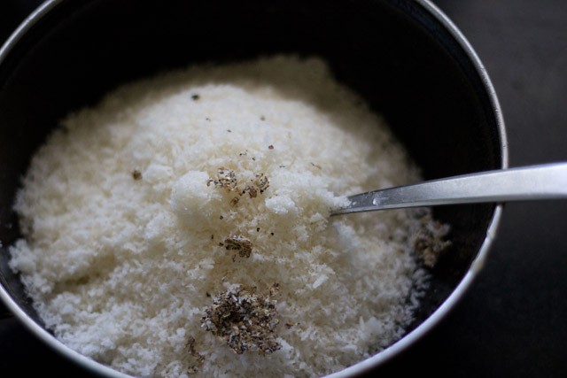 gedroogde kokos om kokosnoot laddu recept te maken