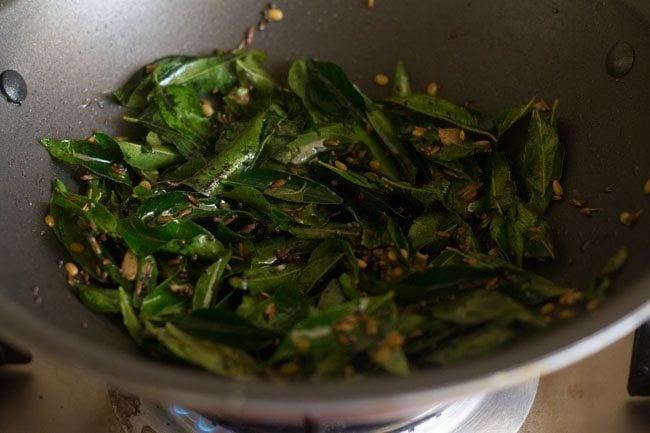 fried curry leaves. 