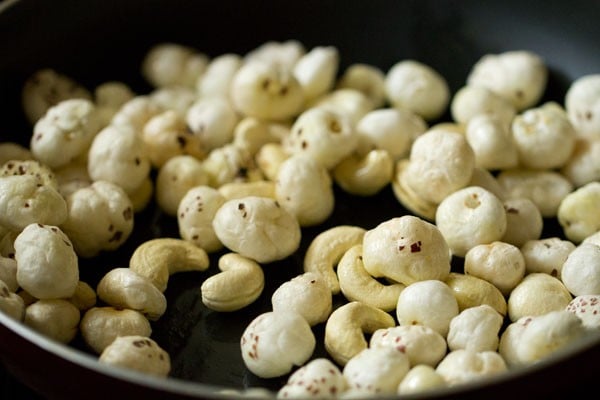 phool makhana and cashews in the pan