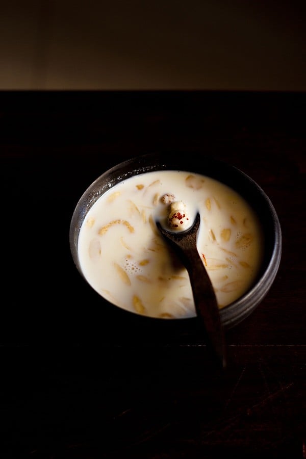 makhane ki kheer served on a black bowl