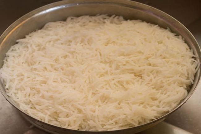 drain the water from rice in a colander