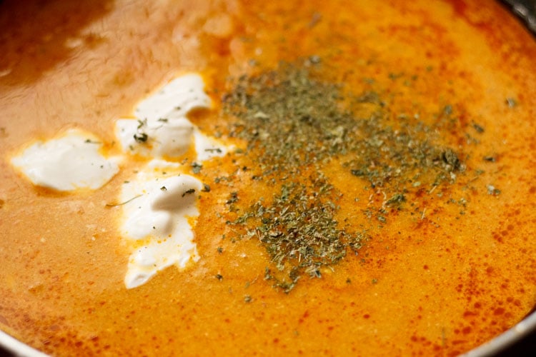 crème et kasuri methi ajoutés