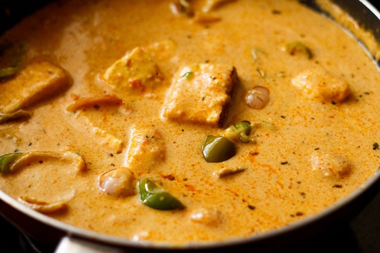 grilled paneer, onion, capsicum cubes mixed in the gravy