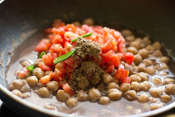 chana masala powder green chili and chickpeas stock added