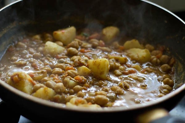 hot ghee or oil added to chickpeas gravy mixture