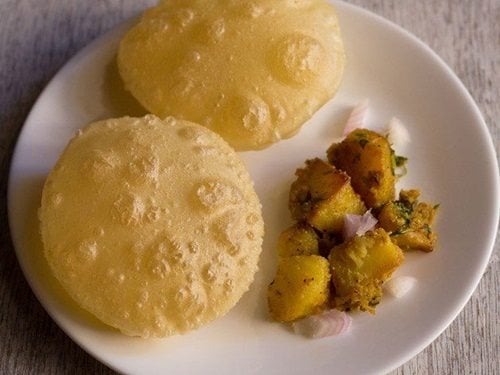 luchi with dum aloo in a plate.