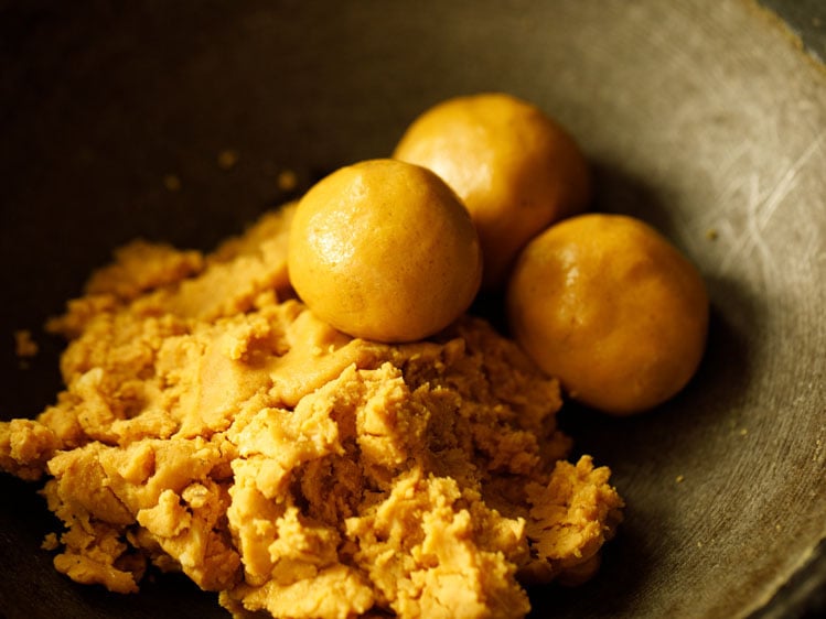 besan ke laddu shaped in neat balls from the mixture