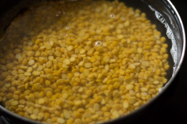 soaking chana dal in a bowl