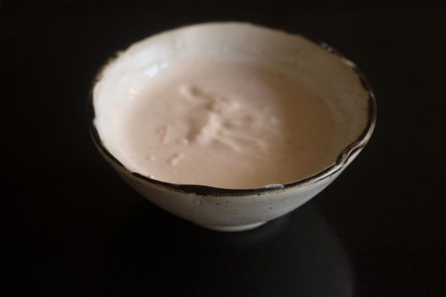 polvos de especias mezclados bien en el yogur. 