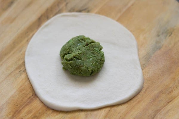 peas stuffing portion placed in the center of rolled dough portion. 