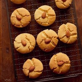 nankhatai placed on a wired rack.