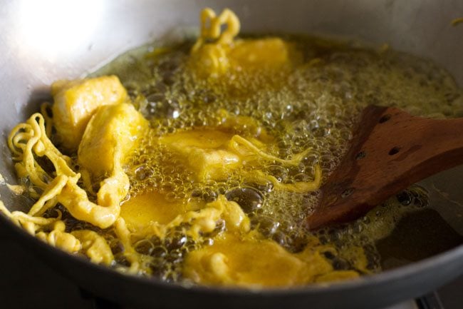 paneer pakora being fried in hot oil