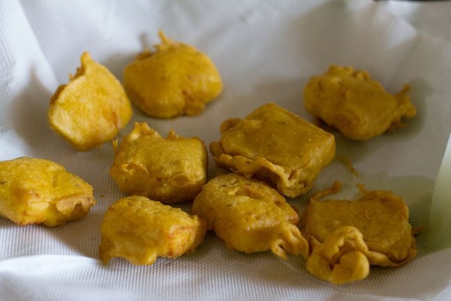 paneer pakora recipe placed on paper towels