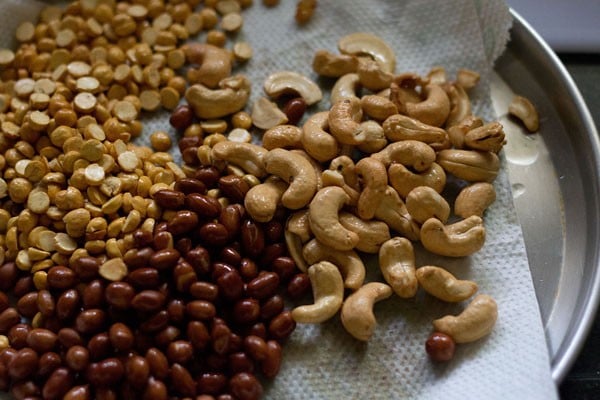 cashews on paper towels