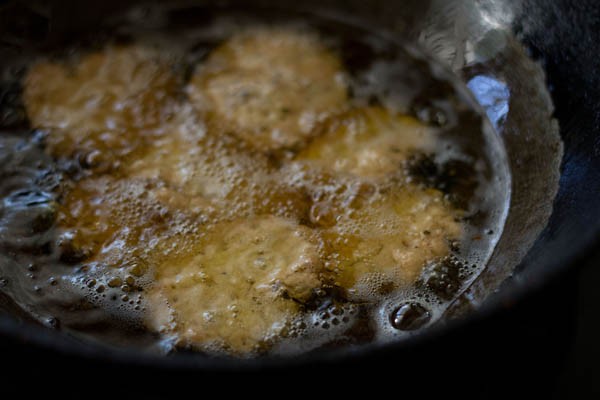 frying mathri in oil