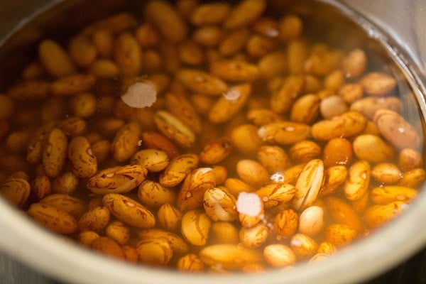 soaking rajma (kidney beans) in water
