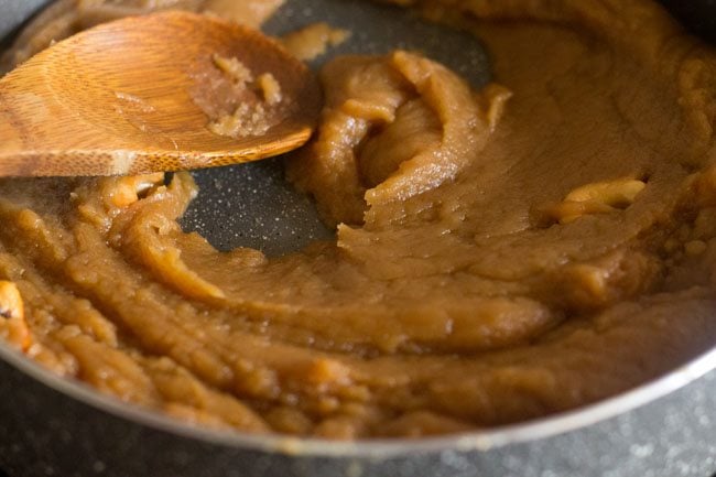 cooked atta halwa in the pan. 