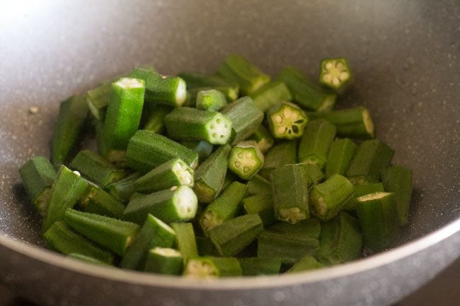 chopped bhindi in a pan with oil