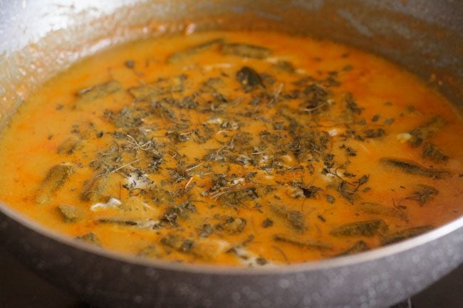 kasuri methi añadido a la salsa dahi bhindi