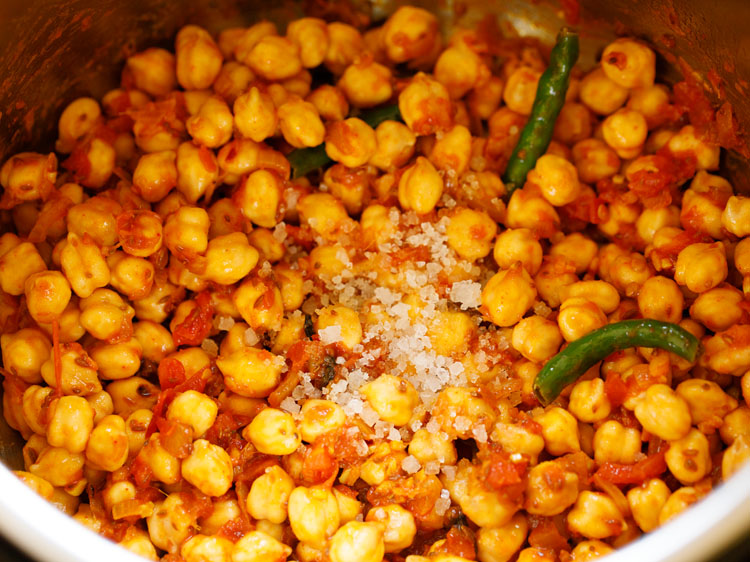 adding salt to chana masala mixture in instant pot