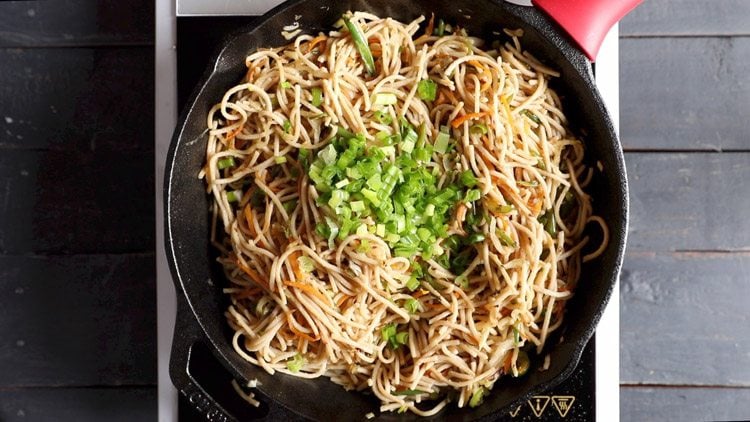 adding spring onions greens to veg noodles