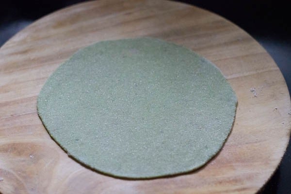 aloo palak paratha rolled.