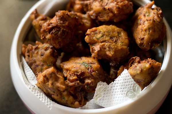 draining fried vadas on kitchen towel