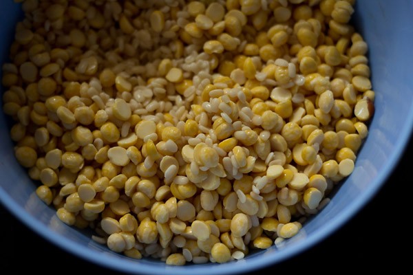 soaking urad dal and chana dal in water