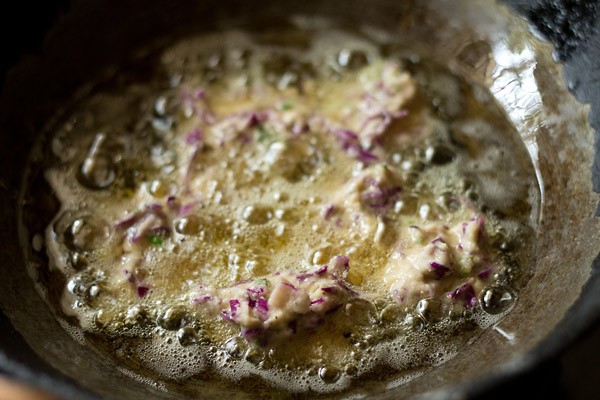 frying cabbage vadas in hot oil