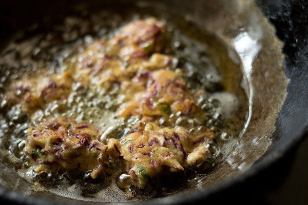 frying cabbage vadas in hot oil