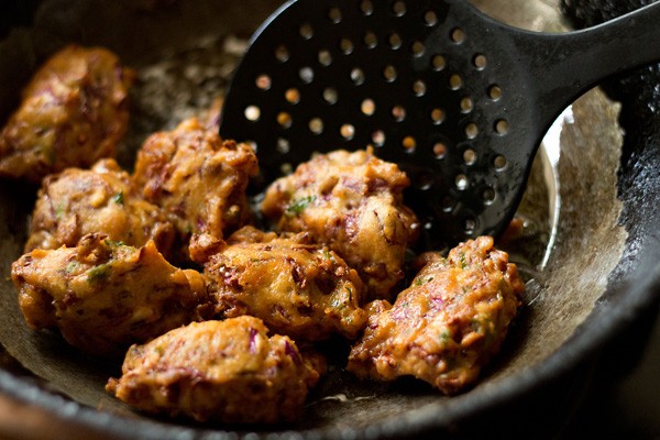 frying cabbage vadas in hot oil