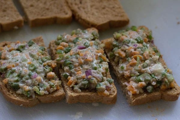 cornstarch paste applied over the filling on the bread pieces. 